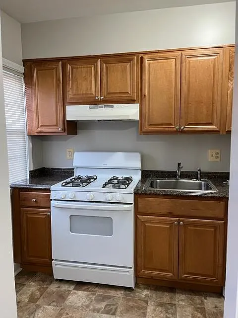 3 bed, 1024 sqft, $2,100 — Photo 4