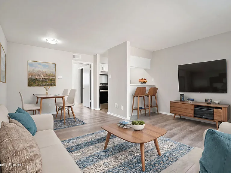 Loreto Apartment Homes — Photo 11