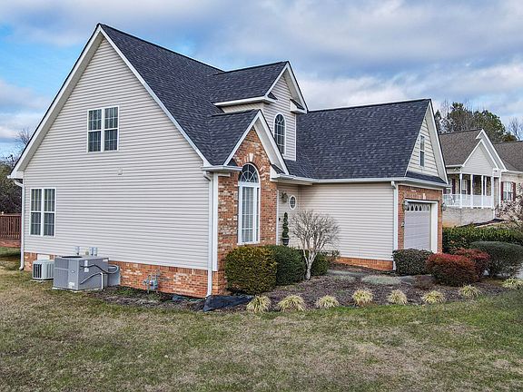 3rd image of 169 Morning Glory Ln NE
