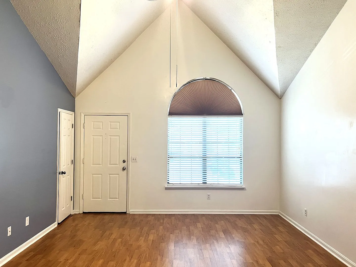 2BD/2B Duplex Near RAFB — Photo 3