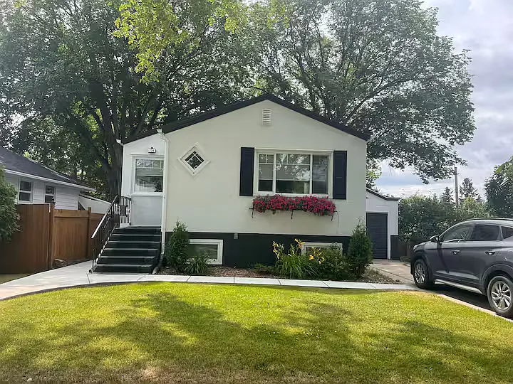 704 5th St E — Photo 2