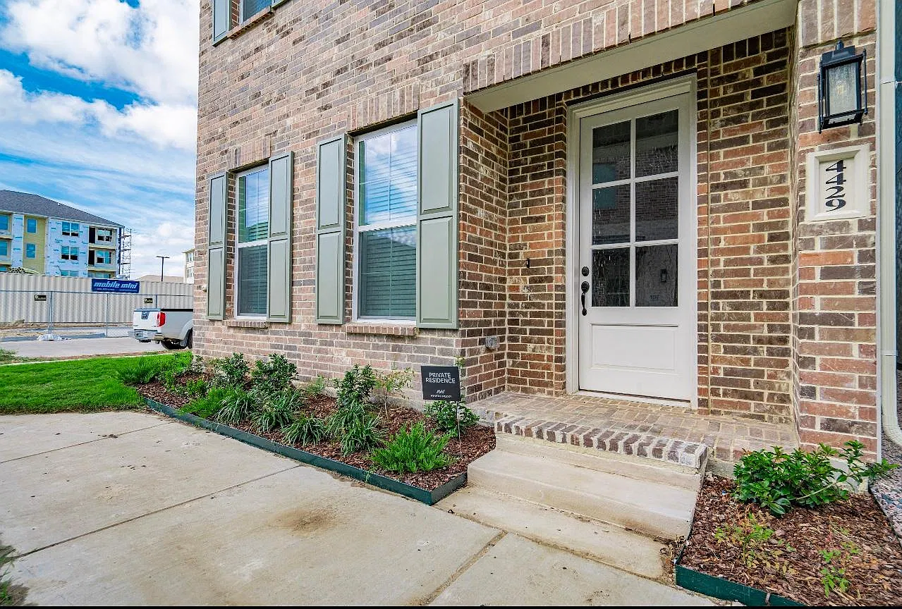 4429 Howard St — Photo 3