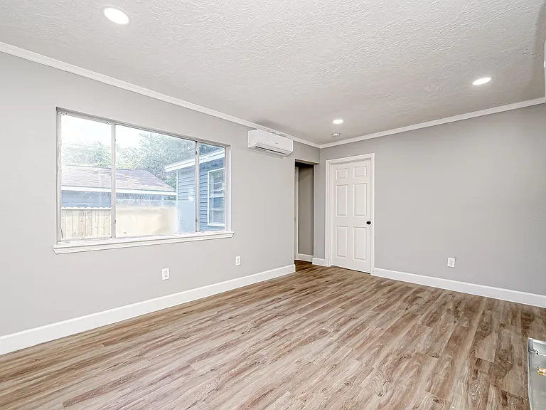 6715 Victoria St — Photo 5