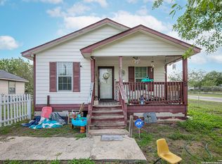 111 S Refugio St, Runge, TX 78151