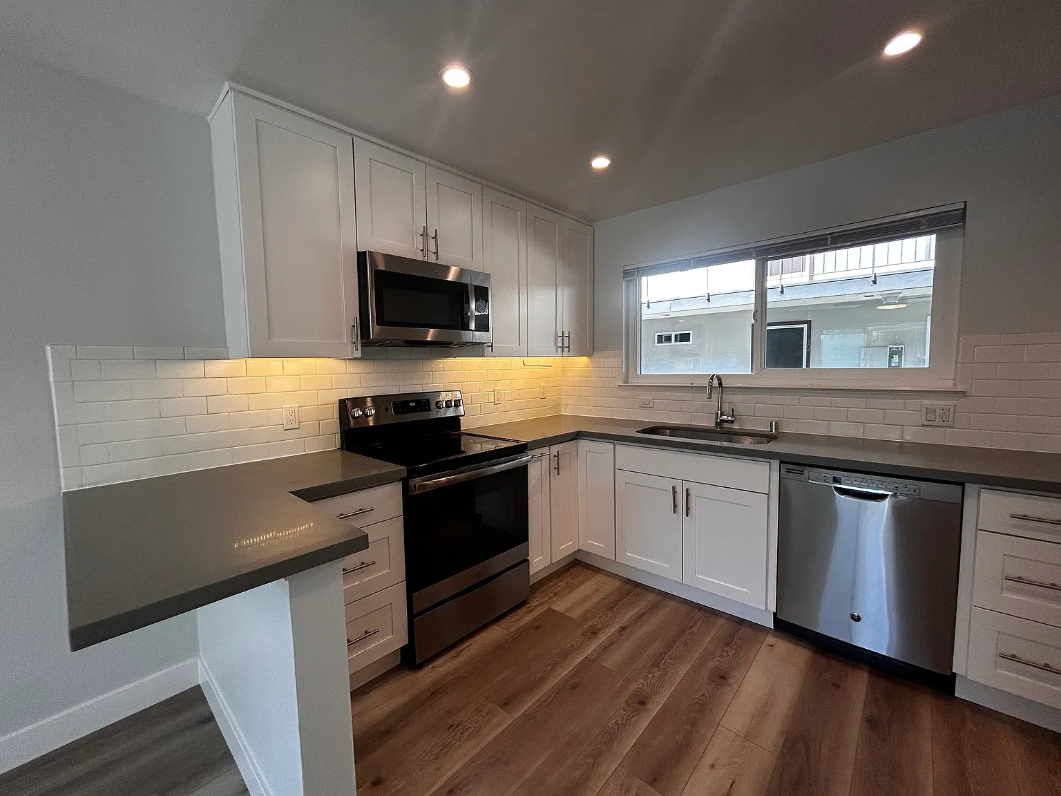 2 bed, 740 sqft, $3,095 — Photo 2