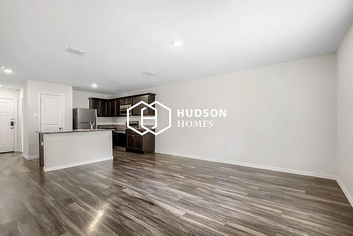 821 Linn St — Photo 4