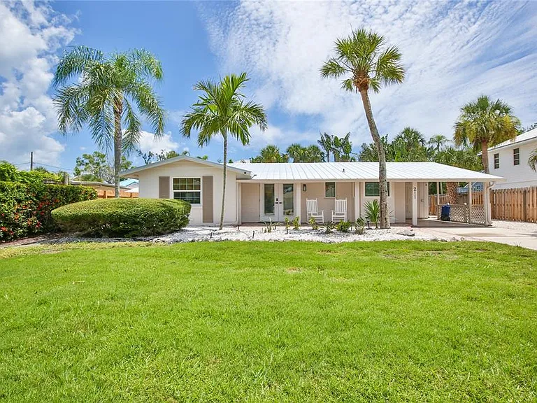 211 Island Cir — Photo 2