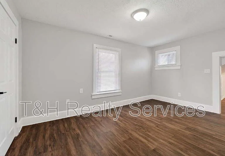 926 W 32nd St — Photo 19