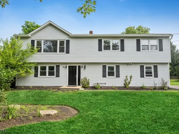 2 Stiles Ln, Pine Brook, NJ 07058