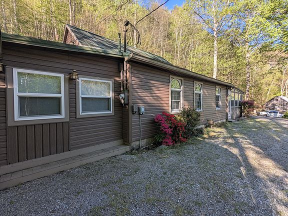 3rd image of 2806 Shawsville Pike NE