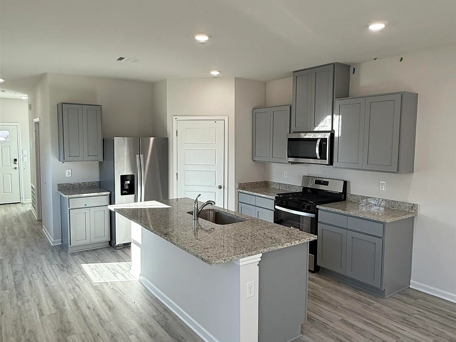 4 bed, 1610 sqft, $2,600 — Photo 3