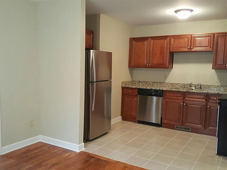 1102 Fowler St — Photo 2