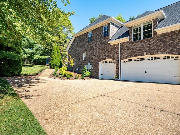 5th image of 825 Burlington Ct
