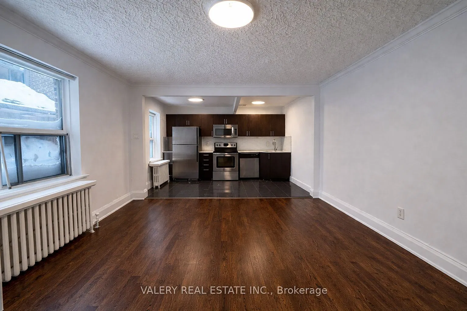 2404 Queen St E — Photo 3