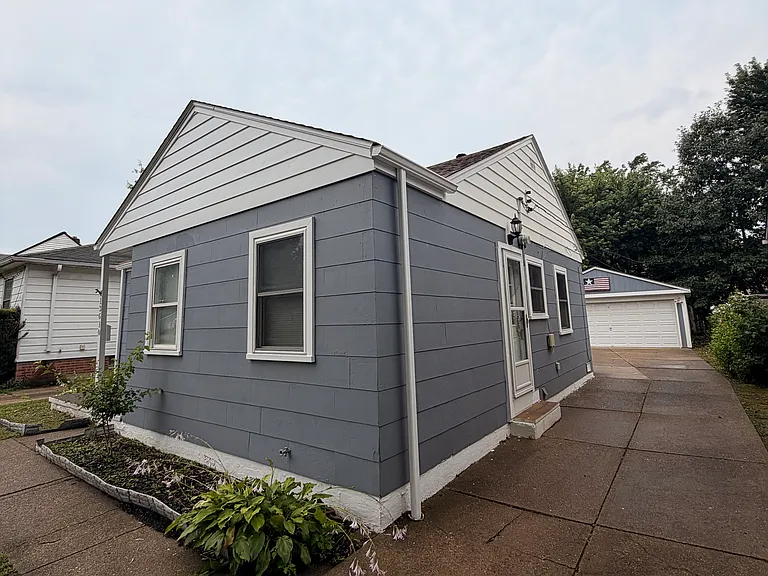 13610 Emery Ave — Photo 2