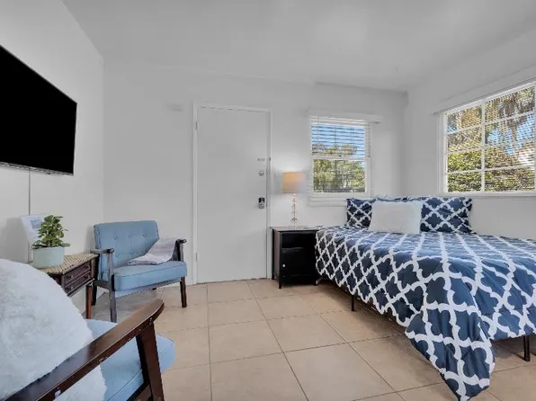 1977 Thomas Ave, San Diego, CA 92109