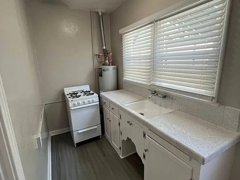 0022 Berro Family Building — Photo 5