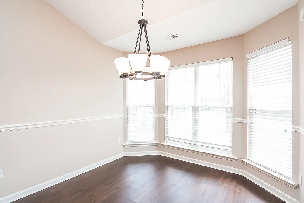 3 bed, 2.0 bath, 1800 sqft, $2,150 — Photo 2