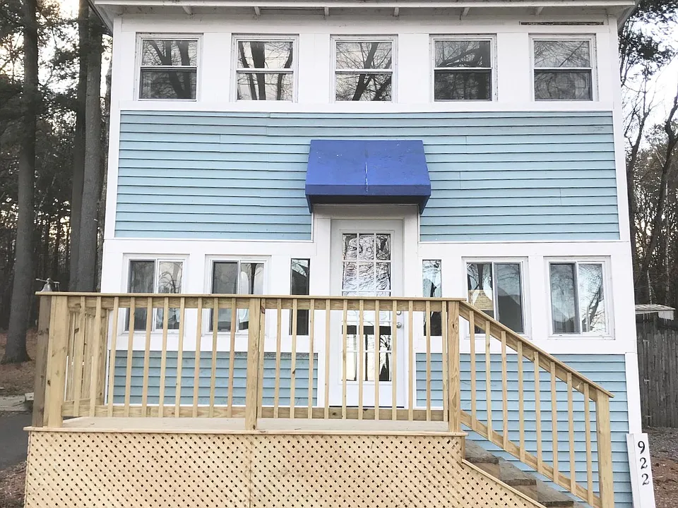 922 E Lakeshore Dr