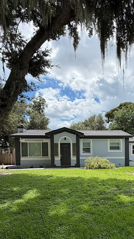 2 bed, 1.0 bath, 925 sqft, $2,300 — Photo 1