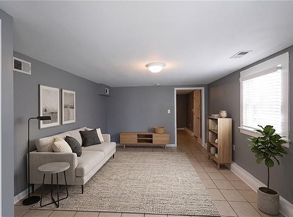 2nd image of 2822 Oreilly St