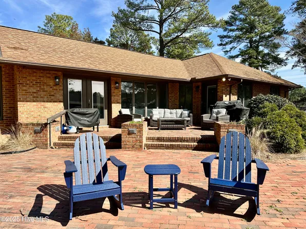933 Yadkin Road, Southern Pines, NC 28387