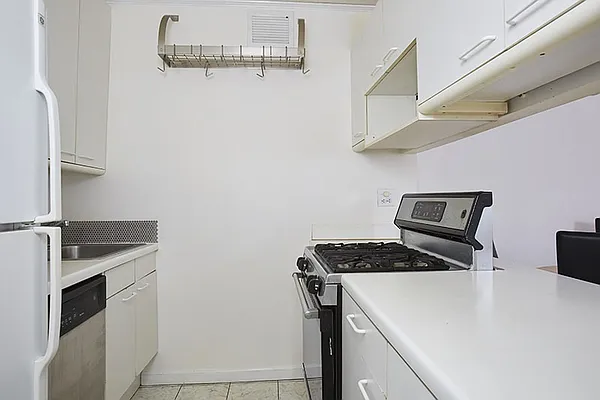 Rented by SERHANT. | media 12