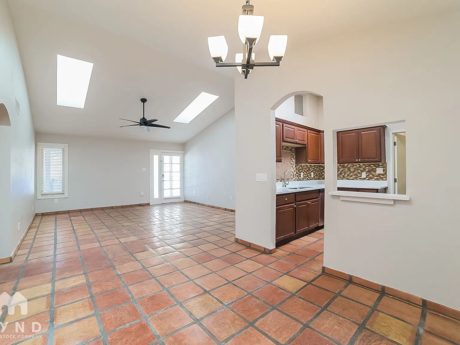 3 bed, 2.0 bath, 1283 sqft, $2,095 — Photo 3