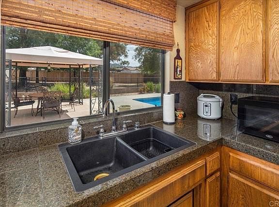 4th image of 16333 Bassett Ct