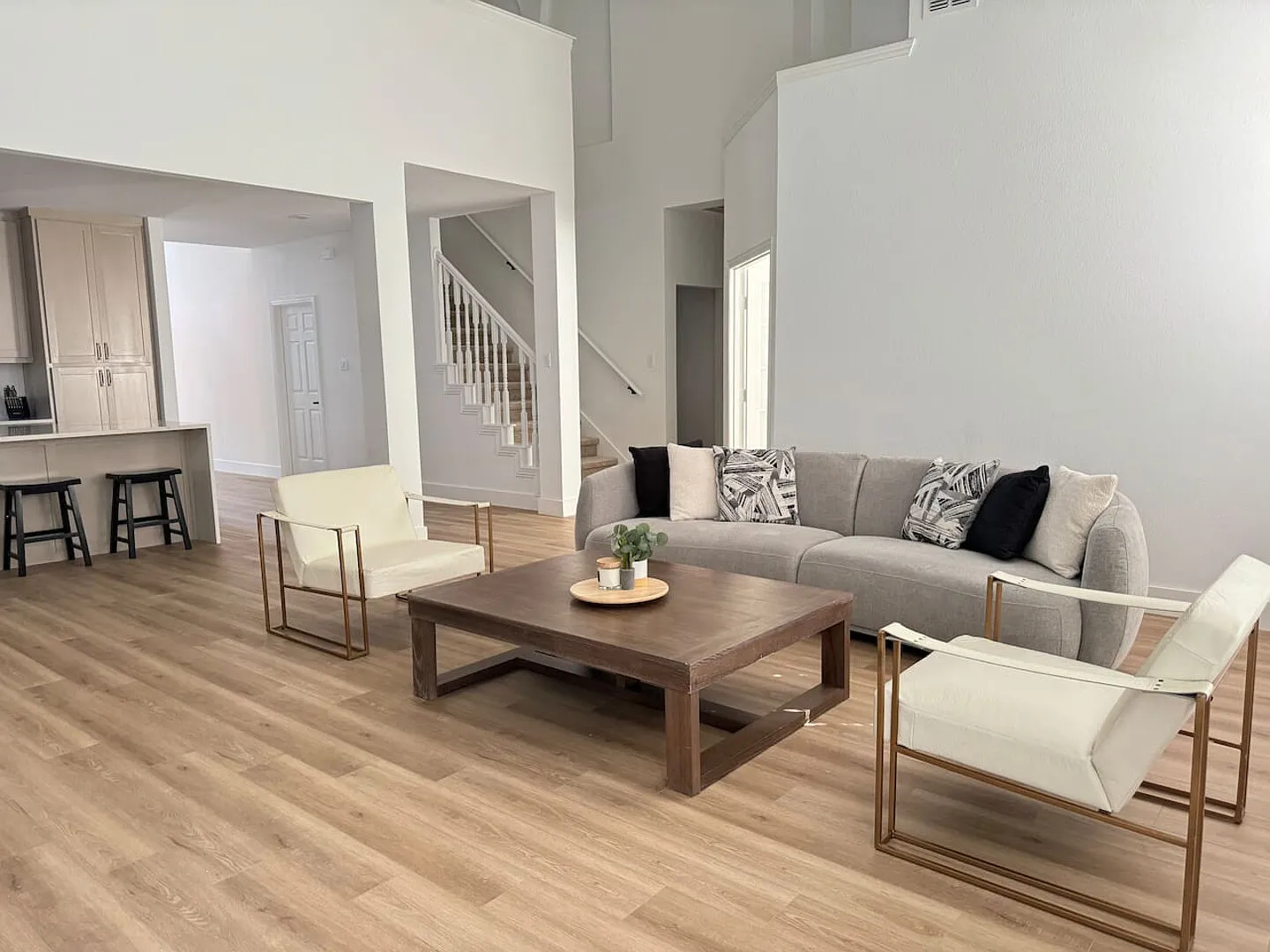 Beautiful Newly Renovated Home — Photo 2