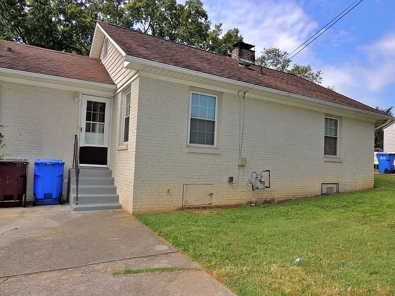 300 Rose Ave — Photo 16