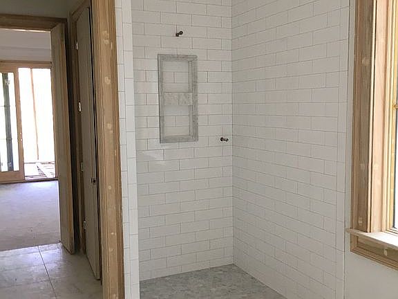 4th image of 155 Governors Dr