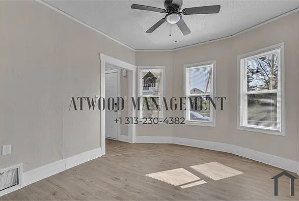 3 bed, 1000 sqft, $1,296 — Photo 3