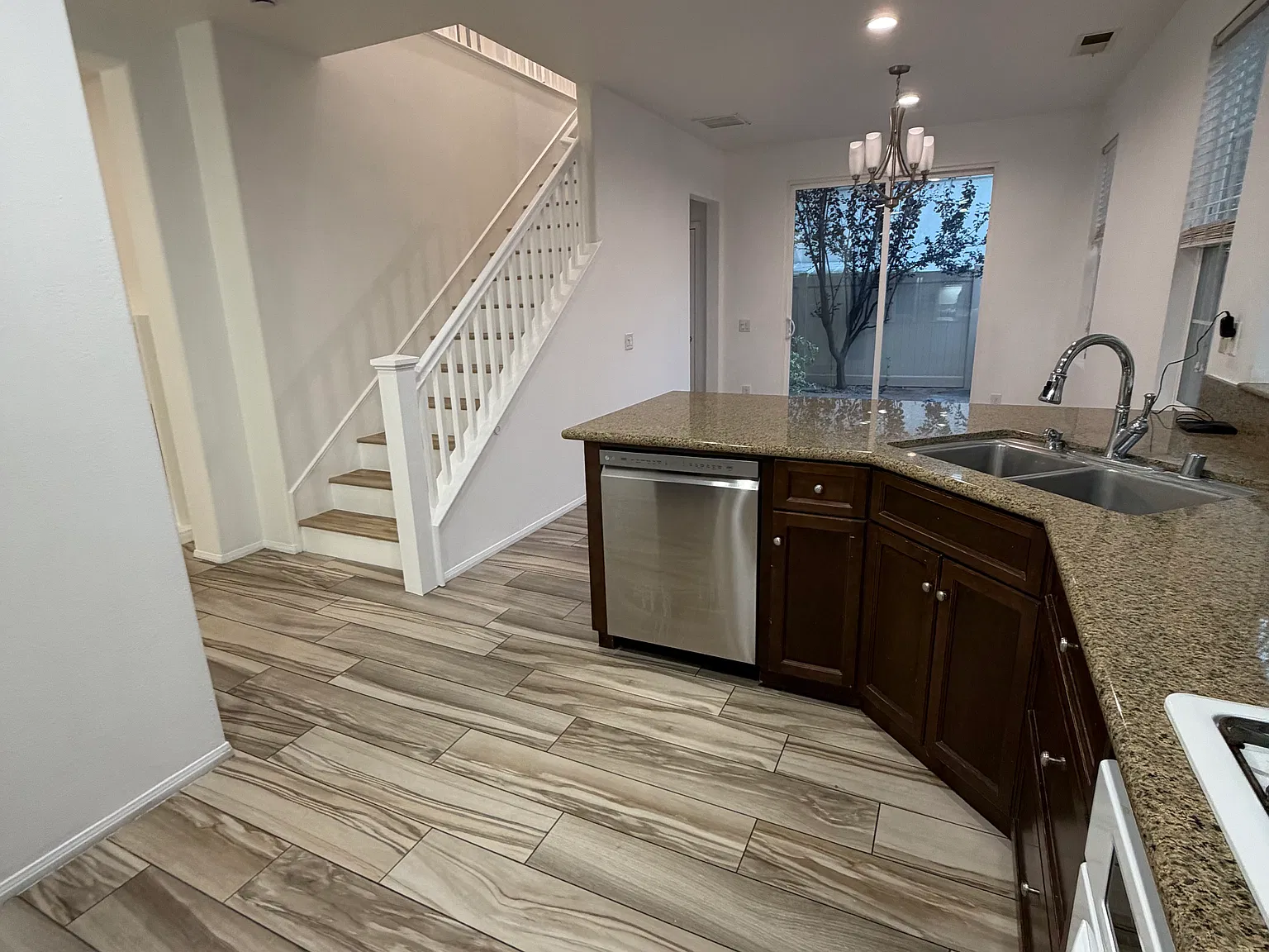 3 bed, 2.5 bath, 1504 sqft, $3,800 — Photo 3