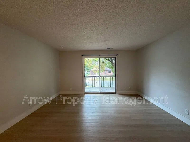 2 bed, 1.0 bath, 889 sqft, $985 — Photo 4