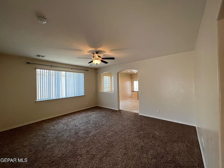 147 N Manzanita Dr — Photo 2