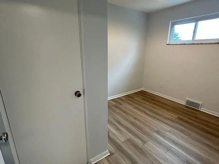 506 Crescent Boulevard Ext — Photo 30