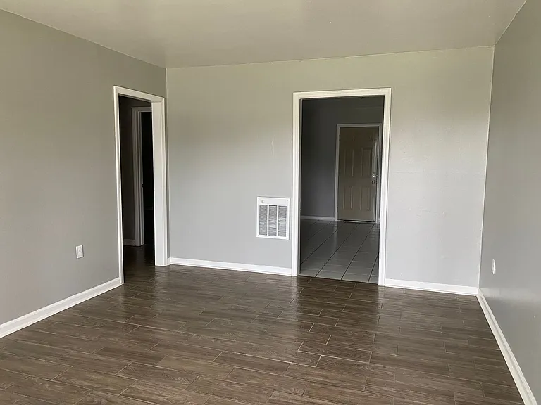 415 Lowther St — Photo 10