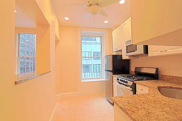 Rented by ROOM Real Estate | media 15