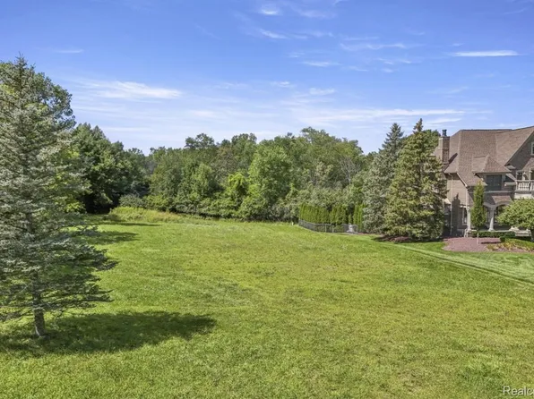 18197 Shelley Pond Ct, Northville, MI 48168