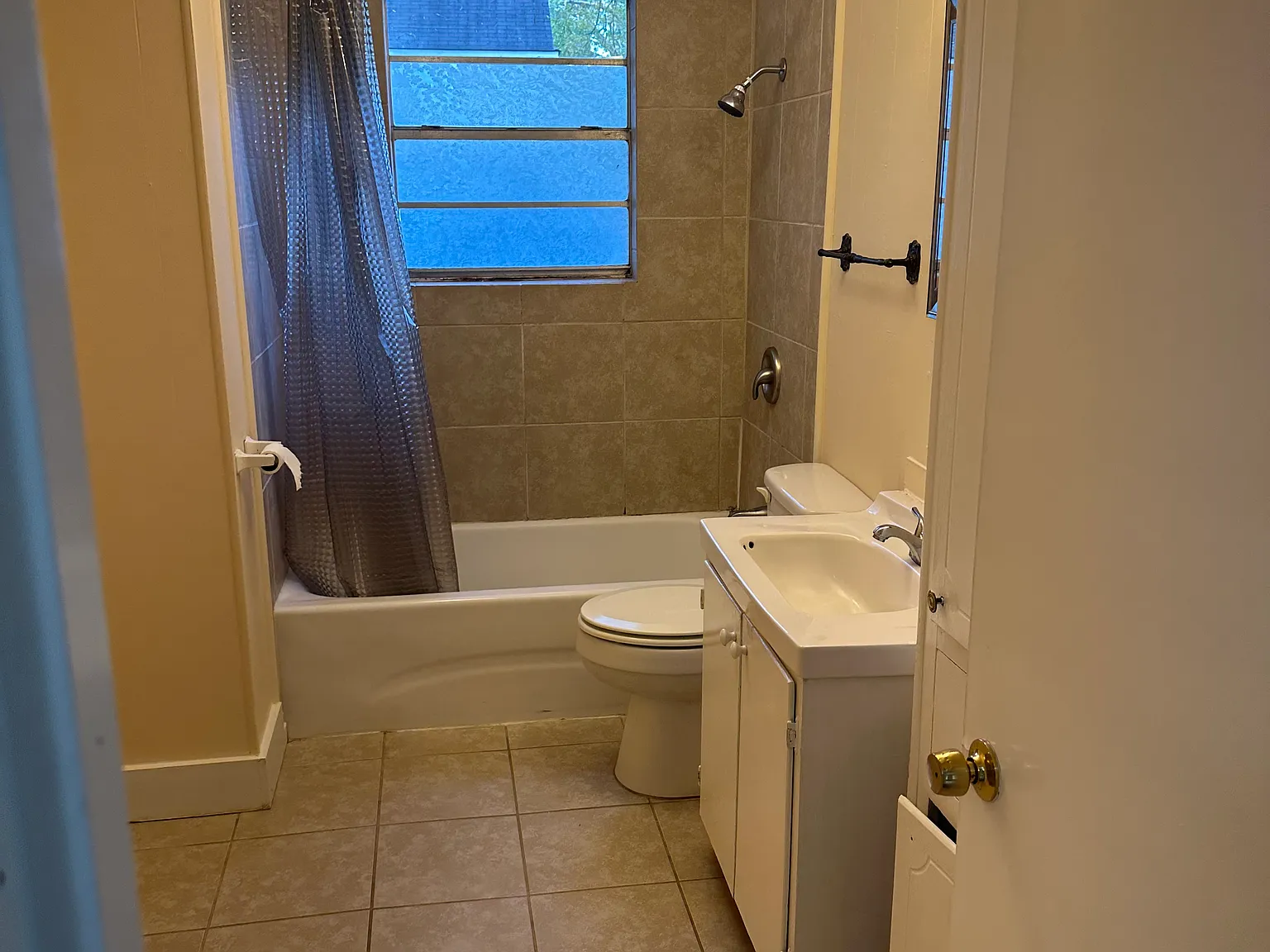 3 bed, 950 sqft, $750 — Photo 3