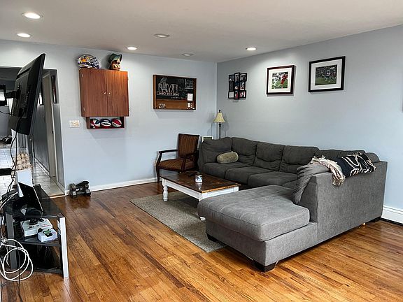5th image of 456 W Walnut St Floor 1