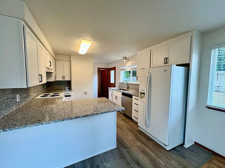4020 15th Ct NE — Photo 12