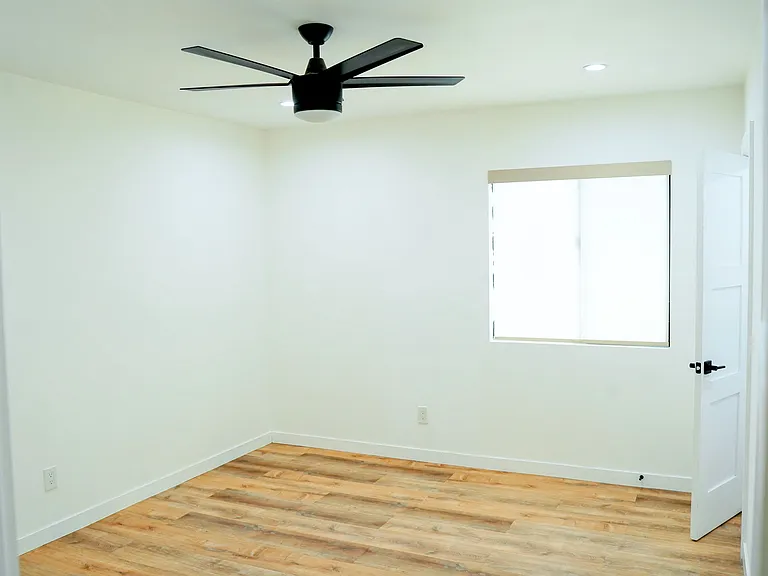 629 W Hillsdale St — Photo 27