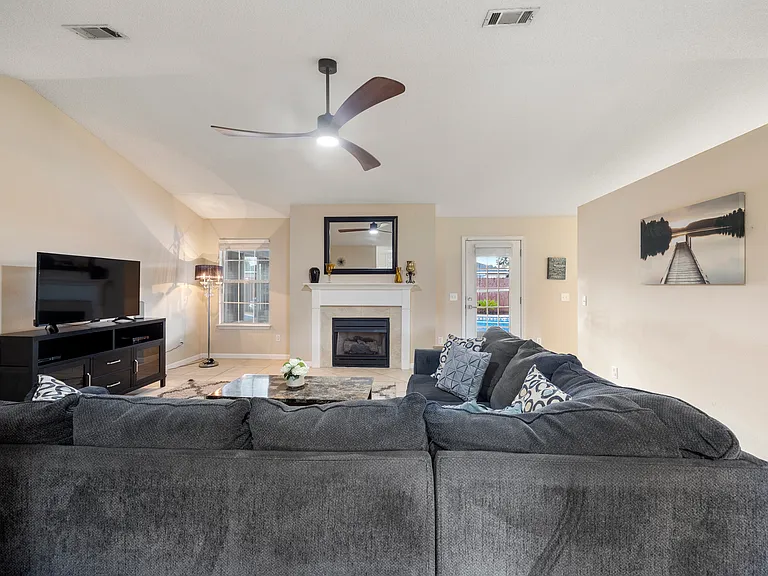 909 Catskill Ln — Photo 15