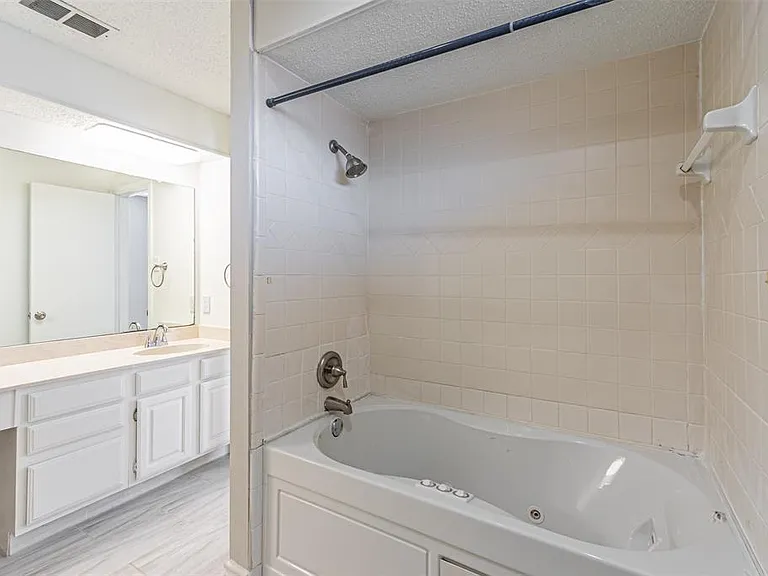 2801 Cambridgeshire Dr — Photo 30