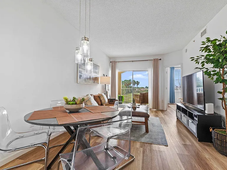 2060 Greenview Shores Blvd #318 — Photo 4