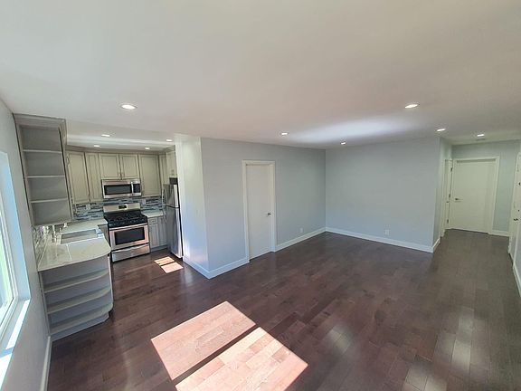 3rd image of 5335 Vantage Ave