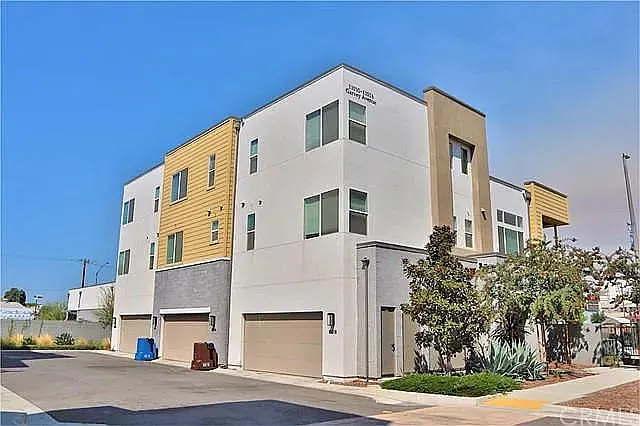 3 bed, 3.5 bath, 1900 sqft, $3,200 — Photo 2