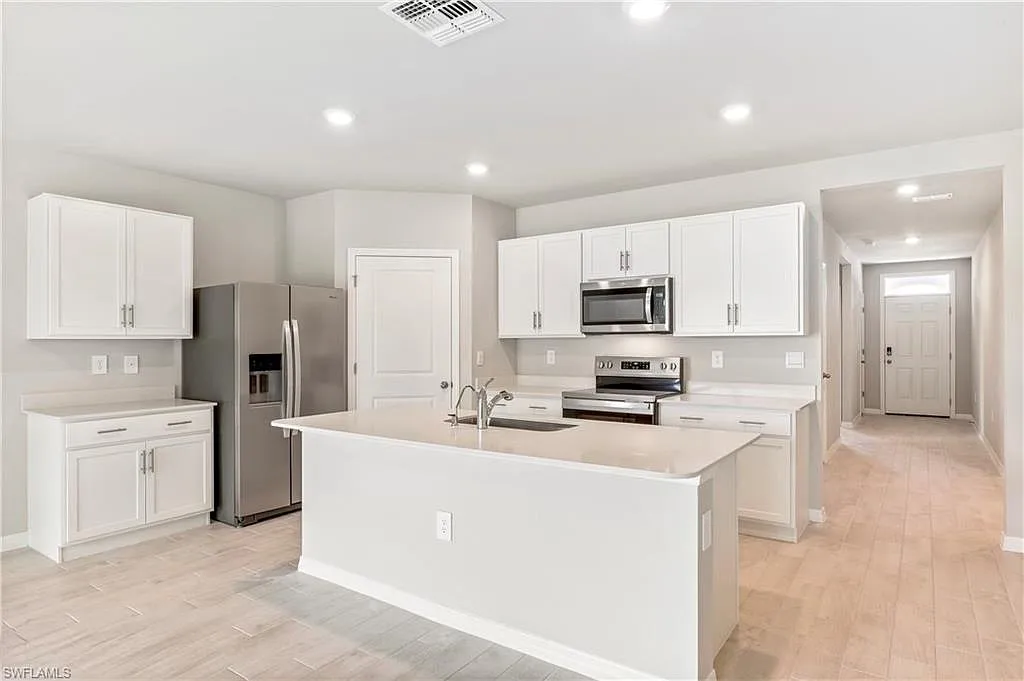 4 bed, 2.0 bath, 1828 sqft, $2,400 — Photo 3